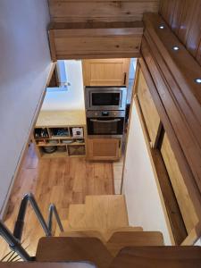 widok na kuchnię w małym domku w obiekcie Appartement dernier étage 3 chambres - Olympe w mieście Les Deux Alpes