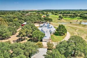 een luchtzicht op een wit huis met bomen bij Fort Worth Cottage with Large Yard and Farmland Views! in Forest Hill