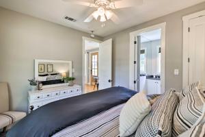 een slaapkamer met een bed en een plafondventilator bij Fort Worth Cottage with Large Yard and Farmland Views! in Forest Hill