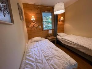 a bedroom with two beds in a log cabin at Appartement 4 chambres avec grande terrasse in Les Deux Alpes