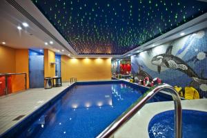 Bazén v ubytování Continent Al Waha Hotel Riyad nebo v jeho okolí