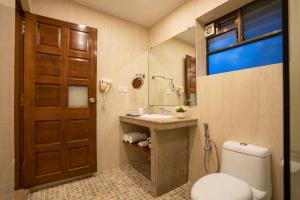 Vannituba majutusasutuses De Mandarin Beach Resort Suites & Villas, Candolim