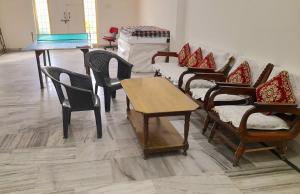 Habitación con sillas, mesa y sofá en KANAK HOME STAY en Varanasi