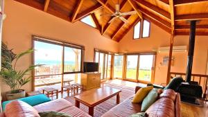 una sala de estar con un sofá y una mesa en The Pink House, en Ventnor 5 fotos más