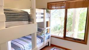 Litera con literas y ventana en The Pink House, en Ventnor