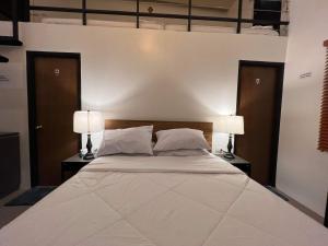 Cama ou camas em um quarto em 7th Haven Residential Inn