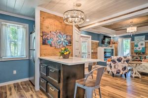 cocina con paredes azules, mesa y sillas en Modern Broken Bow Cabin, Near Lake and Wineries, en Broken Bow