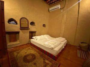 Letto o letti in una camera di Bait Aljabal Hospitality Inn