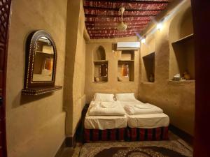 Letto o letti in una camera di Bait Aljabal Hospitality Inn