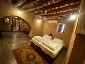 Letto o letti in una camera di Bait Aljabal Hospitality Inn