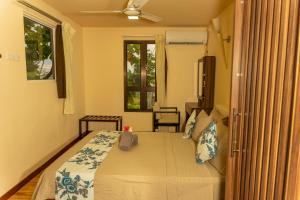 Postel nebo postele na pokoji v ubytování Daisy Cottage Dhangethi