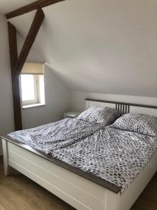 een bed in een witte kamer met een bed sidx sidx sidx bij Vila se zahradou a s parkováním v ceně in Jablonec nad Nisou