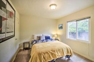 Schlafzimmer mit einem Bett und einem Fenster in der Unterkunft Cozy Mountain View Apt Near Downtown San Jose in Mountain View