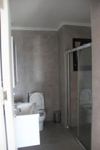 Ванная комната в Okman Homes