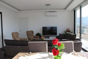 Телевизор и/или развлекательный центр в Okman Homes