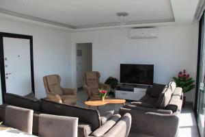 Телевизор и/или развлекательный центр в Okman Homes
