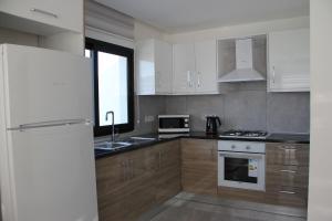 Кухня или мини-кухня в Okman Homes
