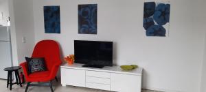 TV a/nebo společenská místnost v ubytování 2 Schlafzimmerwohnung bei Frankfurt am Main