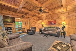 sala de estar con 2 sofás y TV en Dog-Friendly Gaylord Retreat Less Than 8 Mi to Town!, en Gaylord