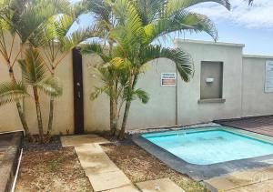 Piscina di Grand Bay Suites o nelle vicinanze