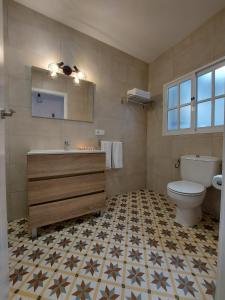 bagno con servizi igienici e lavandino di Casa del Arco a Olvera