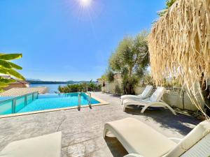 uma villa com piscina e um resort em Luxury Villa San George with private pool by DadoVillas em Nydri