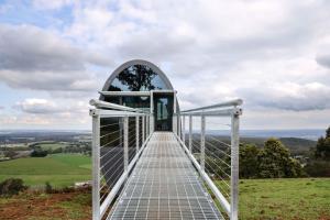 una pasarela en la cima de una colina en World's Only Skybarrel on edge of Extinct Volcano en Buninyong