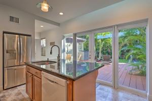 eine Küche mit einem Waschbecken und einem großen Fenster in der Unterkunft Modern 2 Bd and Loft Getaway Less Than 9 Mi to Dtwn! in Miami