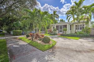 ein Haus mit Palmen und einer Auffahrt in der Unterkunft Modern 2 Bd and Loft Getaway Less Than 9 Mi to Dtwn! in Miami