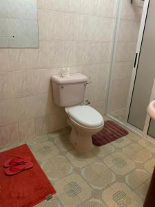 La salle de bains est pourvue d'une douche et de toilettes. dans l'établissement Teresita Home, à Nairobi