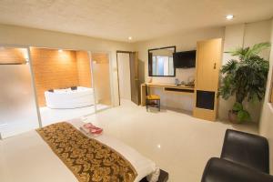 土格加勞的住宿－卡梅利塔酒店，带浴缸和盥洗盆的大浴室