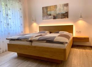 A bed or beds in a room at Neu, zentral, sonnig, Garage inklusive Még 27 kép