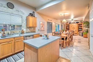 Kuchyň nebo kuchyňský kout v ubytování Pet-Friendly Surprise Abode with Pool and Grill!