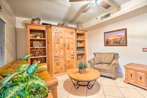 Posezení v ubytování Pet-Friendly Surprise Abode with Pool and Grill!