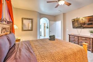 Postel nebo postele na pokoji v ubytování Pet-Friendly Surprise Abode with Pool and Grill! + 27 fotografií