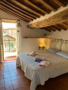 ein Schlafzimmer mit einem Bett mit Handtüchern darauf in der Unterkunft Dimora Toscana in Seggiano