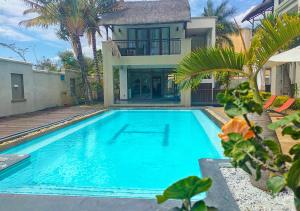 Piscina di Grand Bay Suites o nelle vicinanze