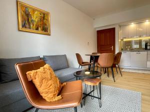 sala de estar con sofá y mesa en Apartment Harmony - Tatranska Lomnica, Javorinka, en Tatranská Lomnica