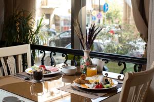 uma mesa com dois pratos de comida numa varanda em Sapphire Inn Hotel em Baku