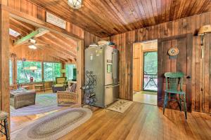 Foto sihtkohas Douglas asuva majutusasutuse Douglas Whispering Winds Cottage with Beach! galeriist