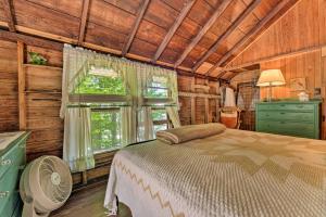 Voodi või voodid majutusasutuse Douglas Whispering Winds Cottage with Beach! toas