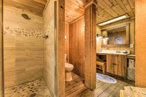 Vannituba majutusasutuses Douglas Whispering Winds Cottage with Beach! +29 fotot