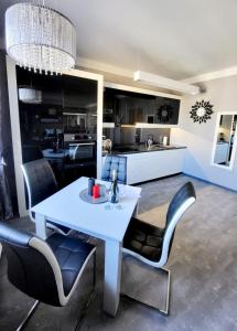 Η κουζίνα ή μικρή κουζίνα στο Lupus Apartamenty