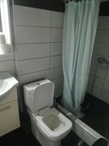 ペライアにあるnanaのバスルーム(白いトイレ、シンク付)