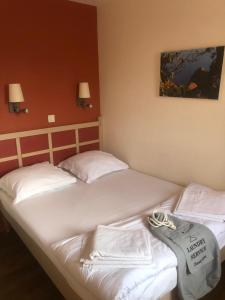 - deux lits dans une chambre avec des draps blancs dans l'établissement Cap Estérel, 2 pièces, jardin, vue mer et piscine, à Agay