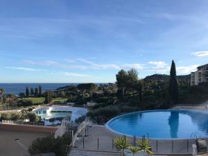 Bazén v ubytování Cap Estérel, 2 pièces, jardin, vue mer et piscine nebo v jeho okolí + 12 fotografií