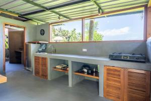 Kuchyň nebo kuchyňský kout v ubytování Pondok Carik Villa Manggis