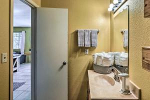 Family-Friendly Coarsegold Guest House with Yard! tesisinde bir banyo
