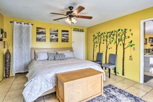 Family-Friendly Coarsegold Guest House with Yard! tesisinde bir odada yatak veya yataklar