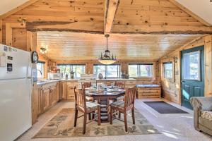 Ресторант или друго място за хранене в Quiet Lakefront Conover Cabin Near ATV Trails